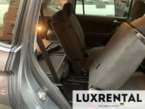 Tiguan Сірого кольору - Вигляд салону автомобіля трансформація заднього ряду сидінь