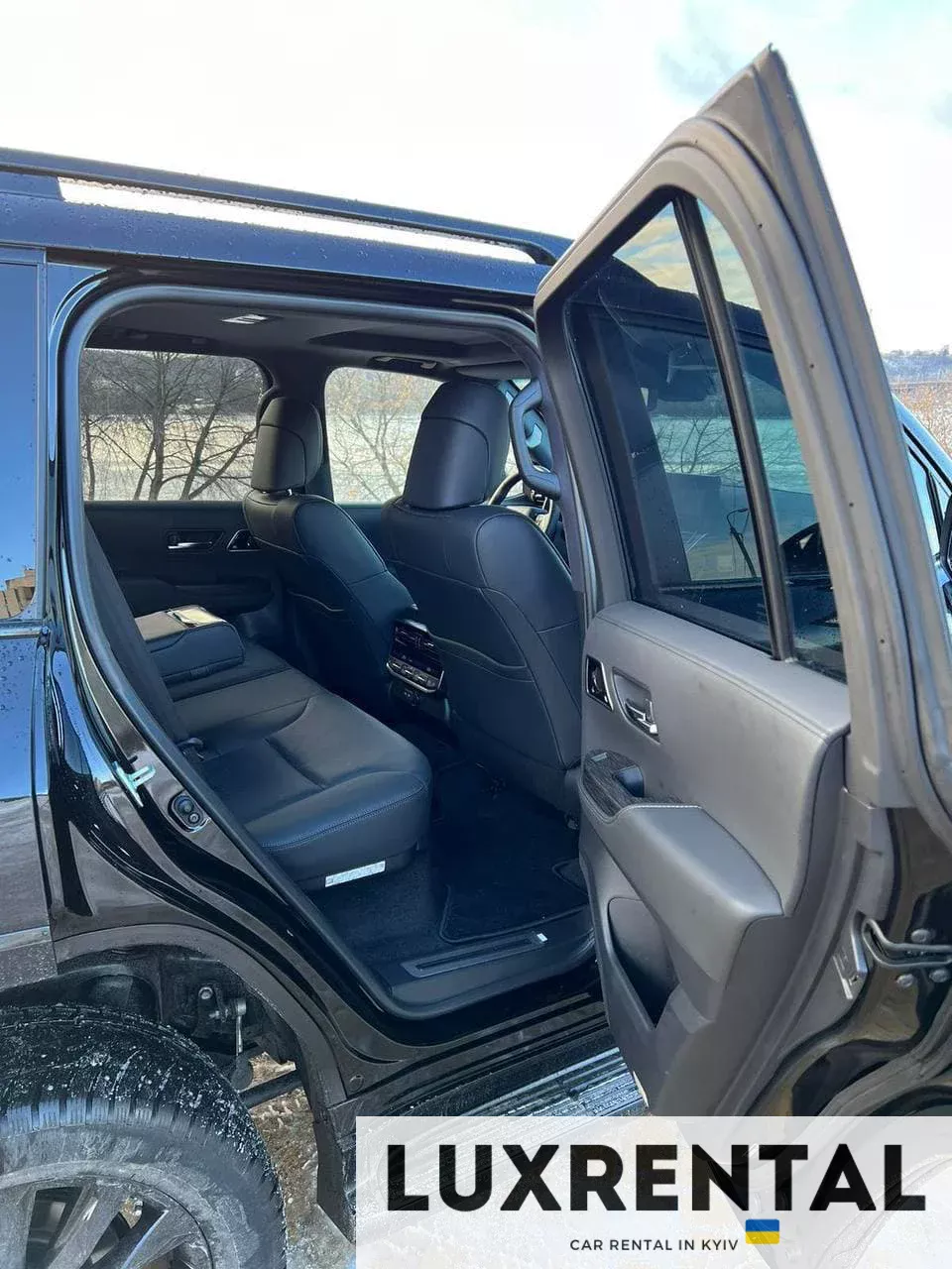 Toyota Land Cruiser 300 Photo 7