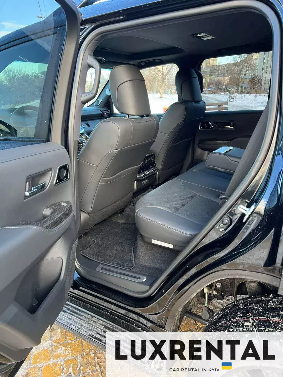 Toyota Land Cruiser 300 Photo 8