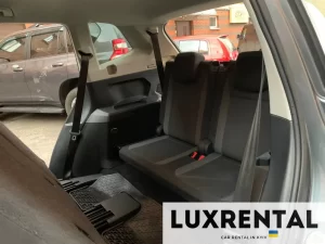 Tiguan Сірого кольору - Вигляд салону автомобіля 7 місць в авто.