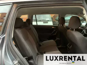 Tiguan Сірого кольору - Вигляд салону автомобіля 5 місць в авто